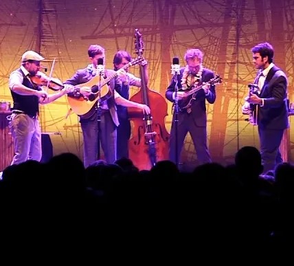 A fotograph of the band during the concert